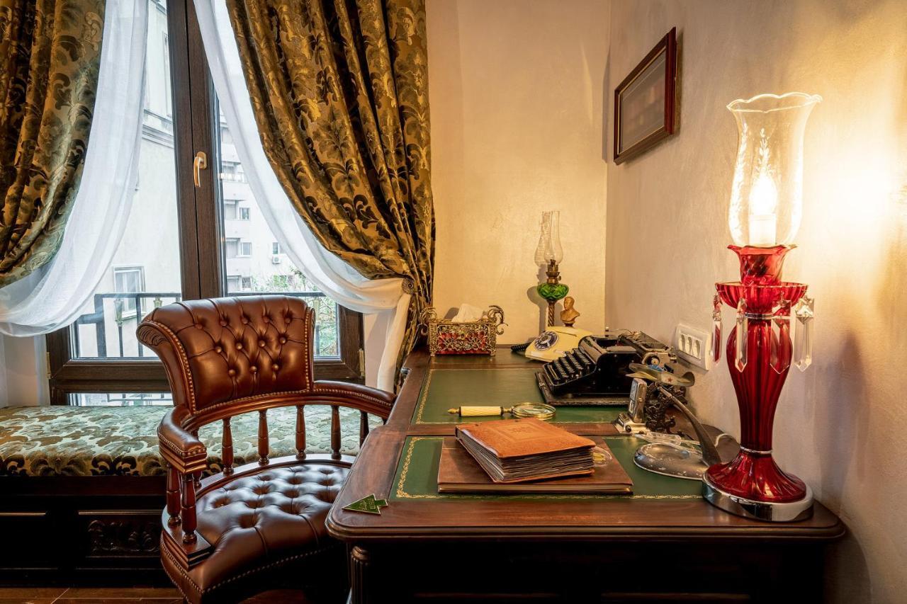 Private Museum Apartment With Antique Decor Bucharest Exterior photo