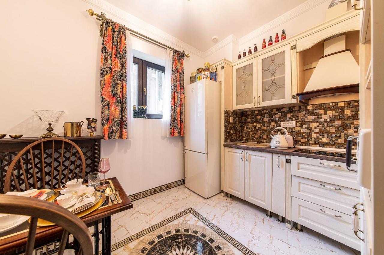 Private Museum Apartment With Antique Decor Bucharest Exterior photo