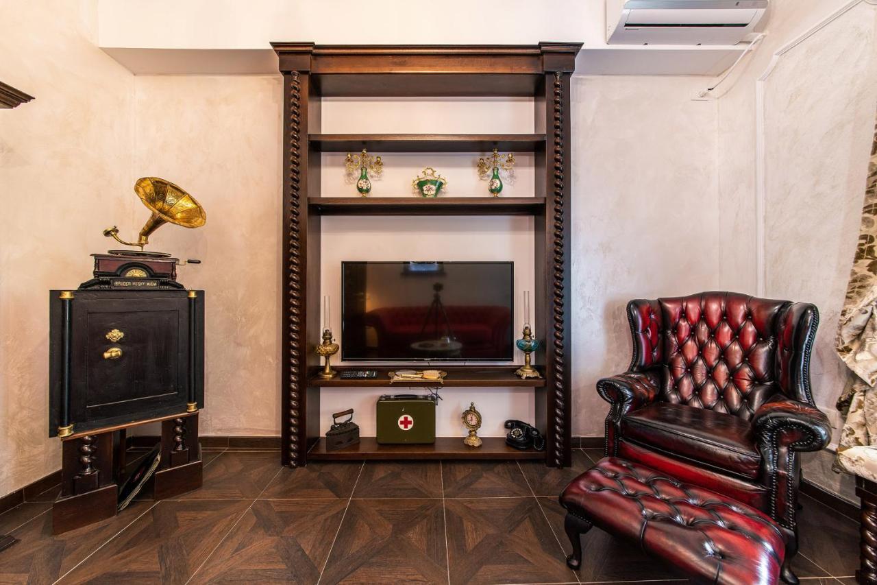 Private Museum Apartment With Antique Decor Bucharest Exterior photo